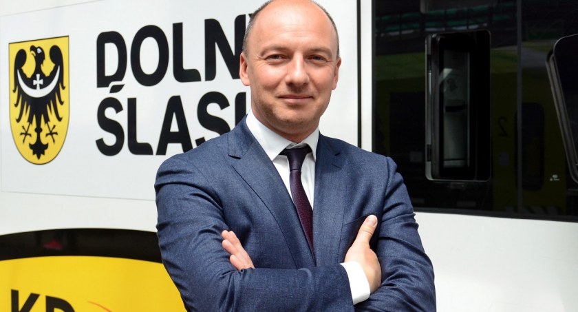 Dolny Śląsk jest jednym z regionów najbardziej inwestujących w kolej. Chcemy zlikwidować białe plamy komunikacyjne w województwie – Tymoteusz Myrda, Członek Zarządu Województwa Dolnośląskiego odpowiedzialny m.in. za rozwój transportu w regionie