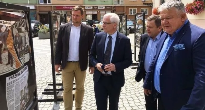 Podczas otwarcia wystawy wojewoda z włodarzami gminy Wołów oraz Rafałem Zającem.