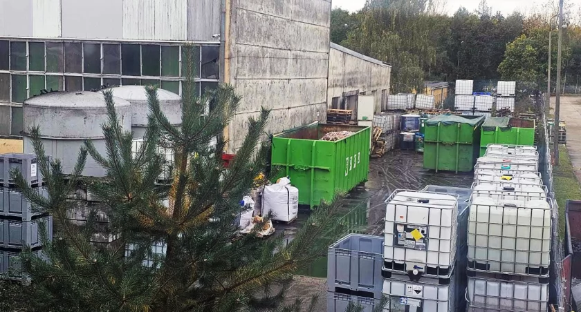 Odpady w kontenerach czekają na utylizację. W spalarniach, do których trafią śmieci komunalne, ciężarówki natychmiast zwożą odpady do utylizacji. W zakładach utylizacyjnych nie muszą?