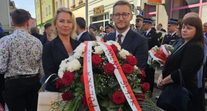 Posłanka Izabela Bodnar wraz z radnym Michałem Gołąbem podczas Wojewódzkich obchodów 84. Rocznicy wybuchu II Wojny Światowej w Wołowie.