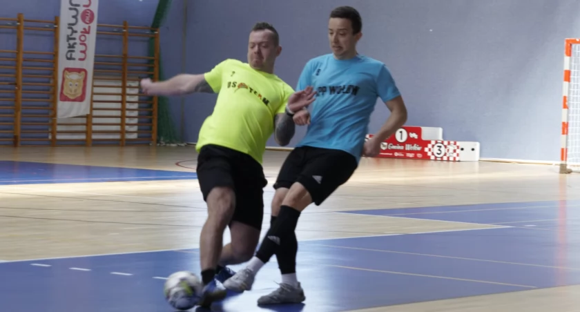 Zdjęcie z meczu między KPP Wołów a DS Team. Niedługo po tej interwencji padła bramka dla DS Team