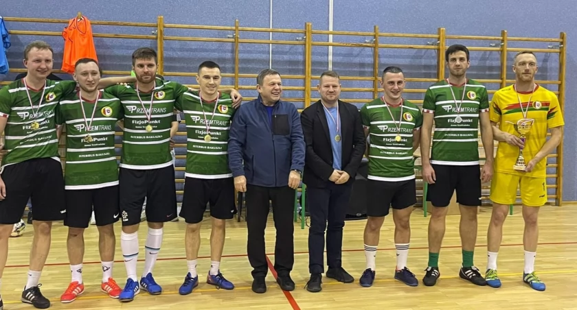 Drużyna Odry Lubiąż podczas wygranego turnieju futsalowego