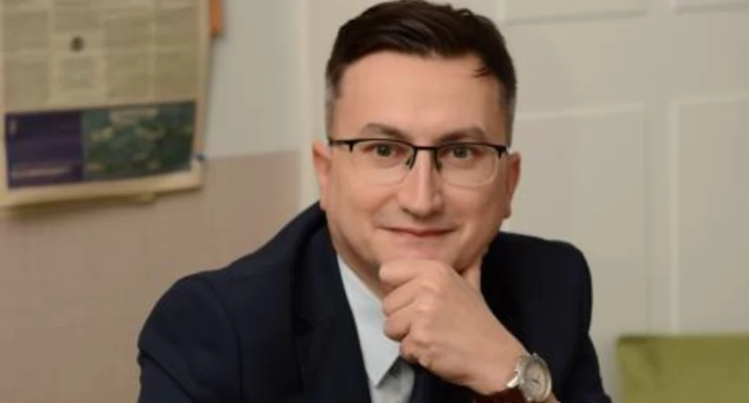 Bohdan Stawiski, dyrektor wydziału komunikacji społecznej Urzędu Marszałkowskiego we Wrocławiu, absolwent Uniwersytetu Wrocławskiego oraz studiów MBA na Uniwersytecie Ekonomicznym w Krakowie, wykładowca akademicki, lokalny społecznik, od urodzenia mieszka w Starym Wołowie.