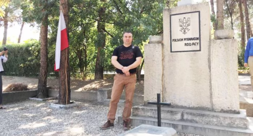 Moją pasją jest odwiedzanie miejsc pamięci Polaków. Na zdjęciu Iran, Cmentarz Polski w Teheranie, na którym pochowani są polscy wychodźcy z ZSRR, żołnierze Armii Polskiej w ZSRR gen. Andersa oraz cywile w tym dzieci, którzy opuścili ZSRR. (Z archiwum)   Prawa autorskie © Graffi StudioOstatnia aktualizacja: 2015-02-16 | Kopia bezpieczeństwa: 36 godzin temu | Na dysku pozostało 1.55 TB wolnego miejsca