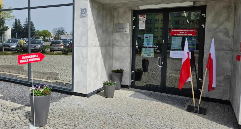 Komisja wyborcza w bibliotece 