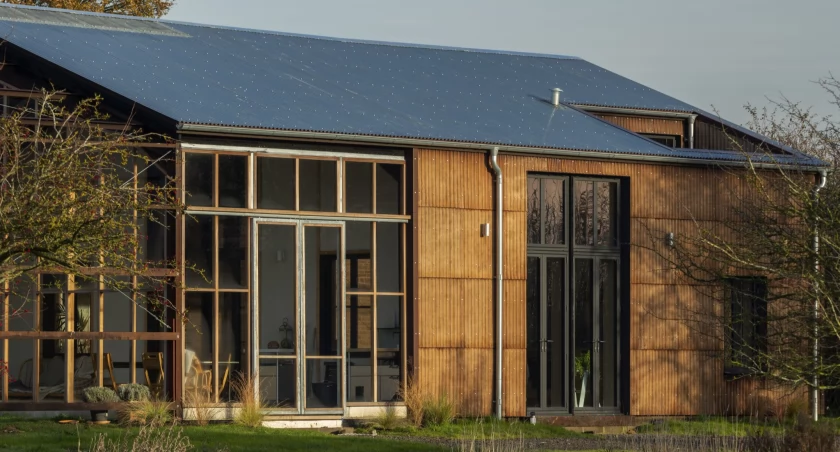 (Flat House, Margent Farm, Wielka Brytania – dom z paneli drewniano-konopnych. Zdjęcie: Oskar Proctor/materiały prasowe Practice Architecture)