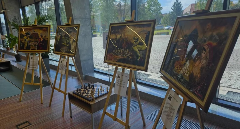 Wystawa obrazów w bibliotece 