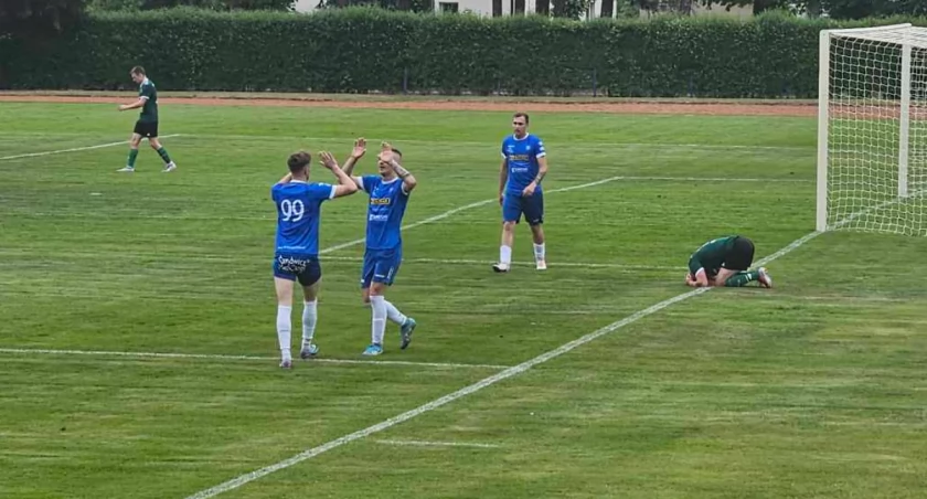 Zawodnicy Rokity po strzelonej bramce na 2-0