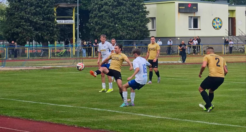 Zdjęcie z derbowego meczu MKP - KS Rokita