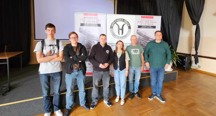 Rafał Zając wraz z członkami Wołowskiej Grupy Historyczno Badawczej i uczniami