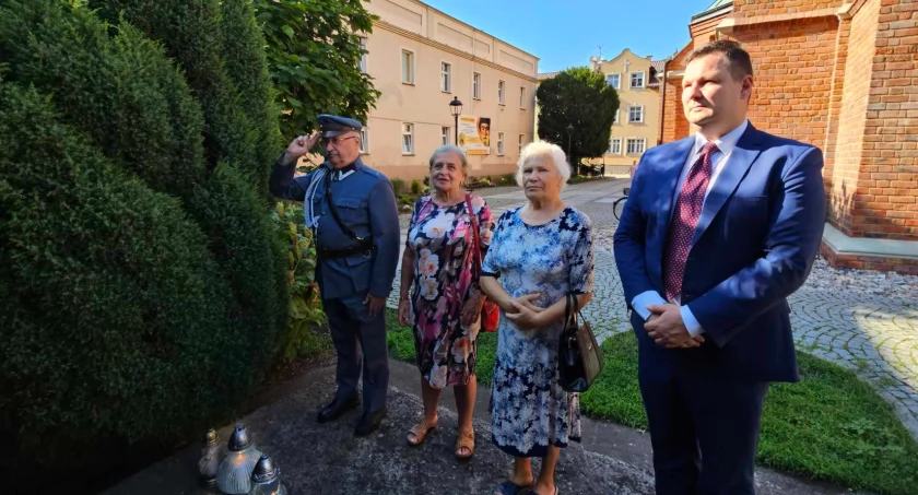 Rafał Zając z Władysławem Boczarem i obecnymi oddają cześć poległym