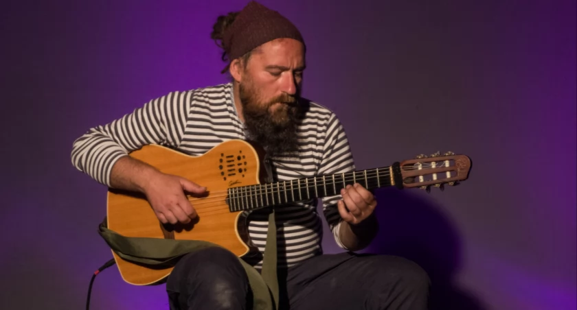 fot. Michał Zygmunt na tegorocznym Slot Art Festival w Lubiążu. Podczas wydarzenia mówił o Odrze, o walce o rzekę i przyszłość dla naszych dzieci.