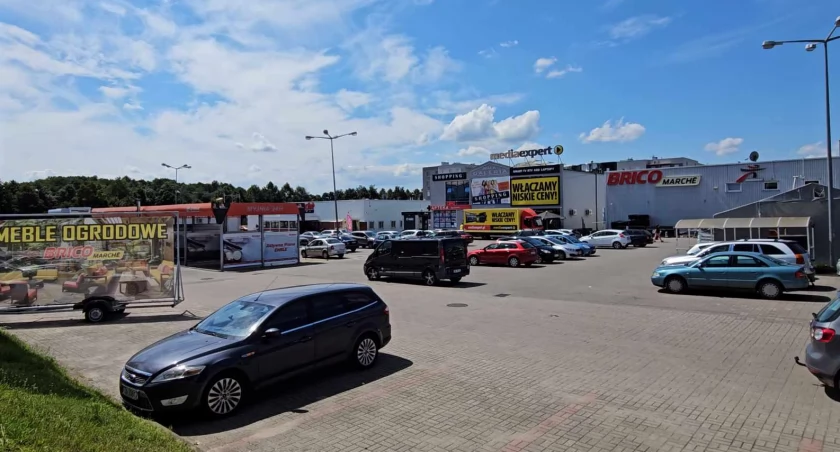 Pełne parkingi to codzienność w dolnobrzeskim centrum handlowym