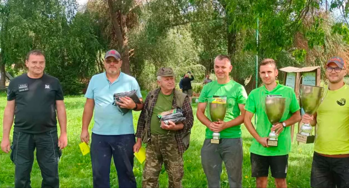 Zwycięzcy zawodów wraz z Dyrektorem ZK Henrykiem Chominem. fot: PZW Koło 25 Wołów