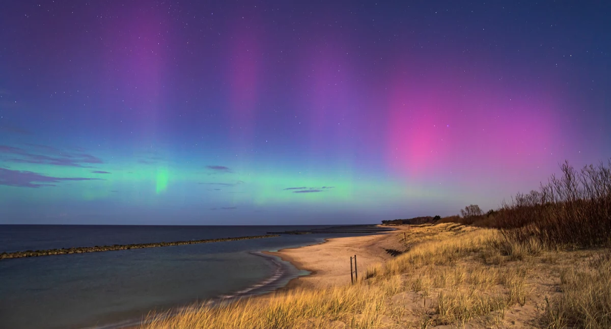 Fot. Fotopasja, Zorza Polarna widoczna w maju nad polskim Bałtykiem