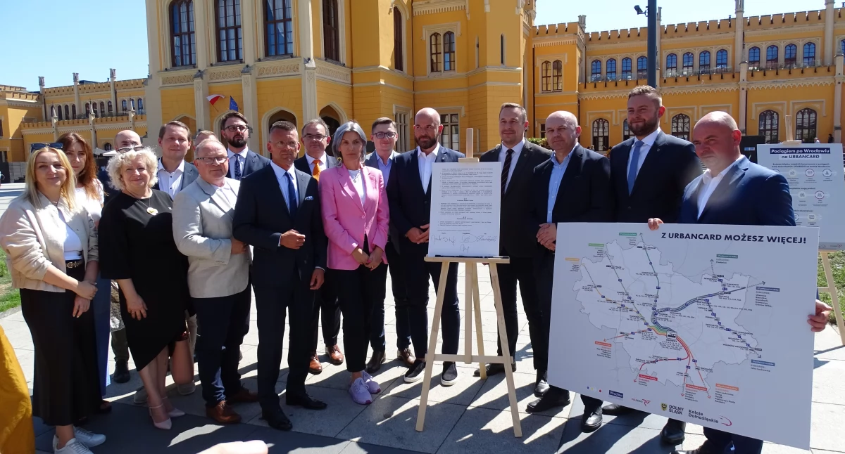 Komunikacja publiczna, Wrocławiu pojedziemy pociągiem biletem miejskim - zdjęcie, fotografia