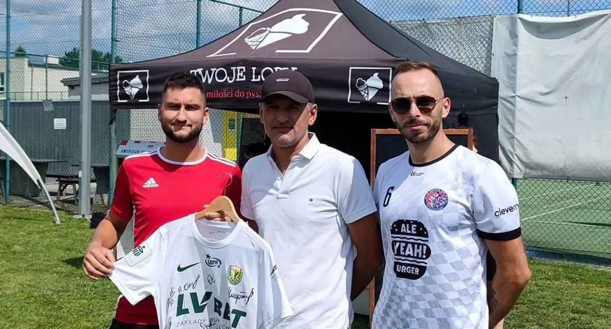 Organizatorzy wraz z Piotrem Bolkowskim i koszulką Śląska Wrocław z autografami fot. KS Brzeg Dolny