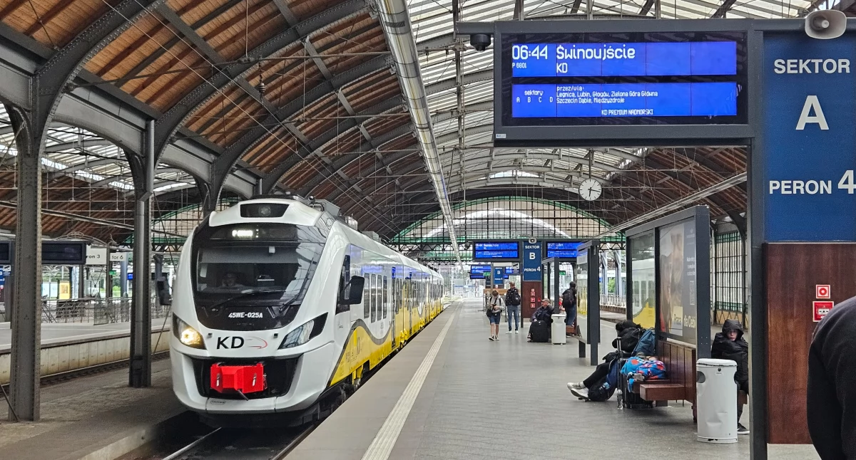 Komunikacja publiczna, Premium Nadmorski półmetku wakacyjnego sezonu - zdjęcie, fotografia