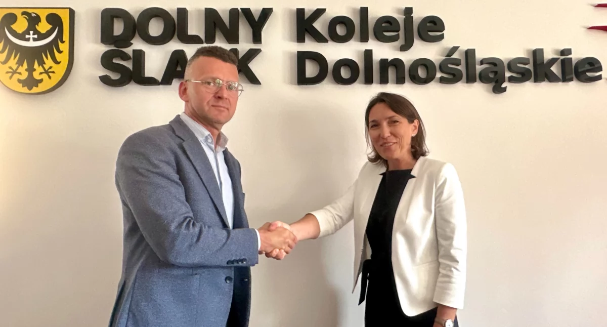 fot. Damian Stawikowski Prezes Zarządu Kolei Dolnośląskich i Anna Węgrzanowska Dyrektor Biura Klienta Sektora Publicznego w PKO Banku Polskim