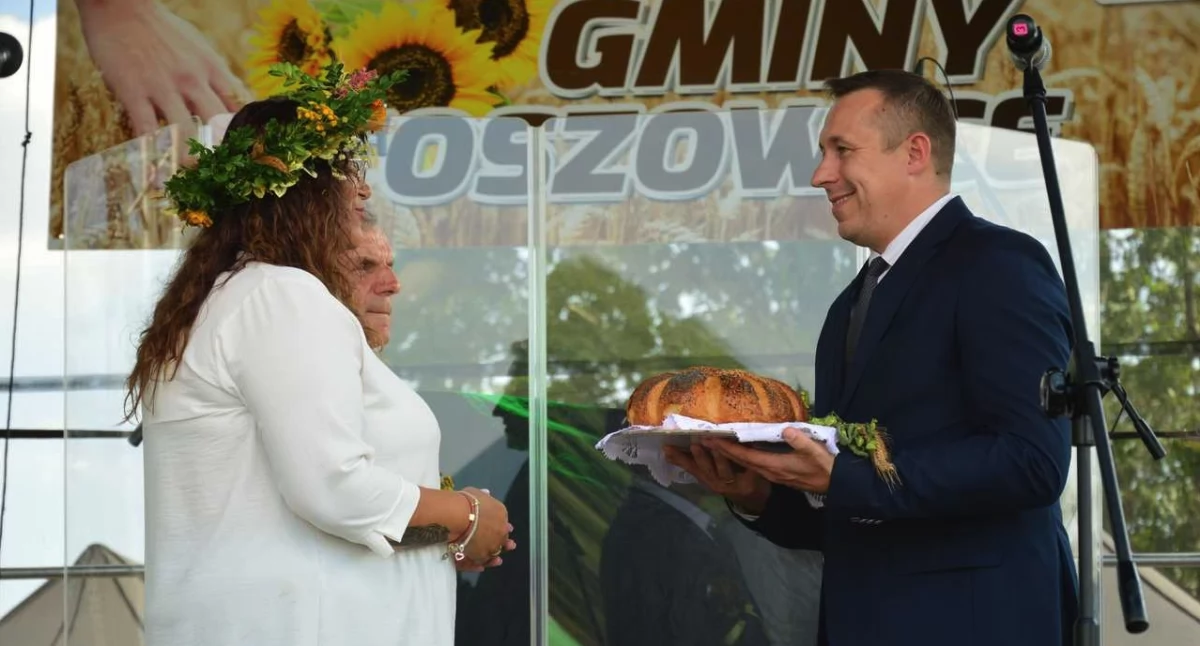 Misterium chleba to jeden z najważniejszych momentów dożynek. Na zdjęciu marszałek Paweł Gancarz. Źródło: doba.pl