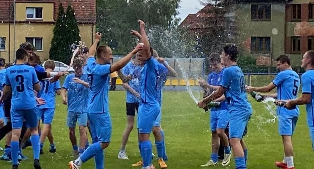 Zdjęcie z celebracji awansu do ligi wojewódzkiej