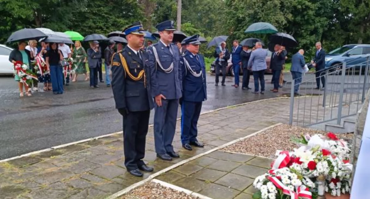Uroczyste złożenie kwiatów