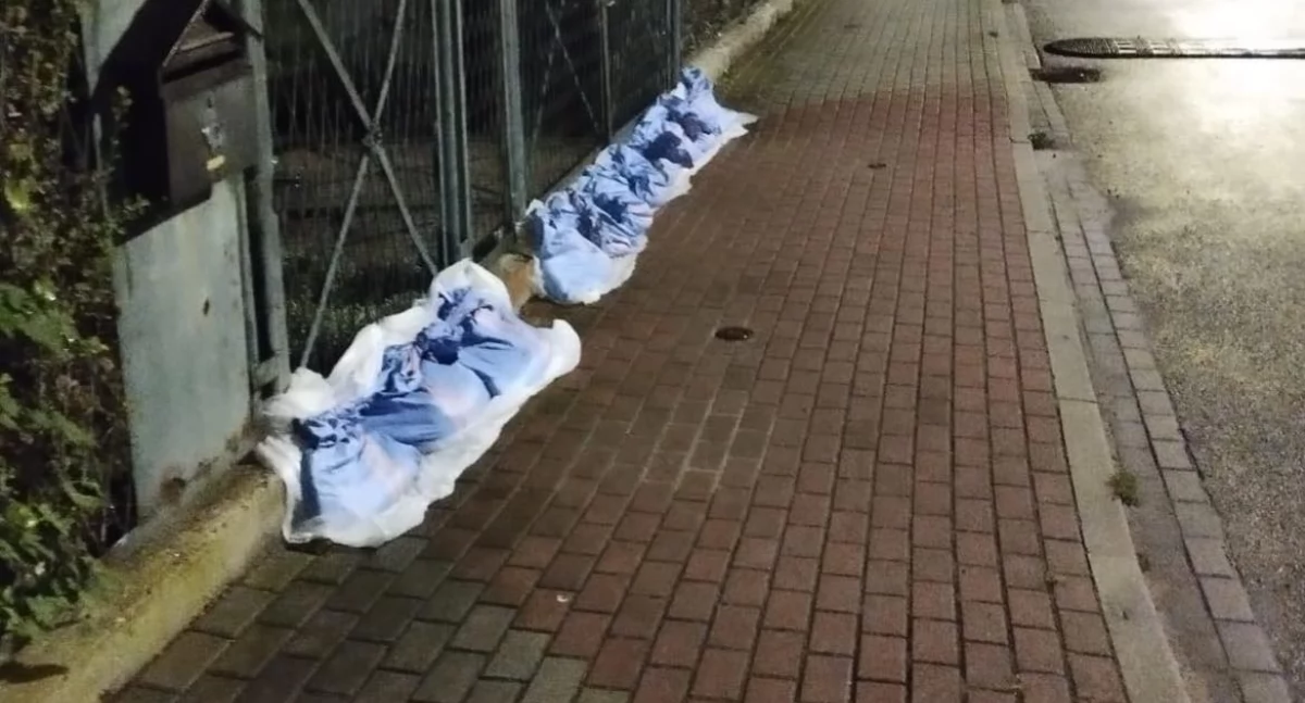 Interwencje, Mieszkańcy przygotowują dużych opadów deszczu - zdjęcie, fotografia