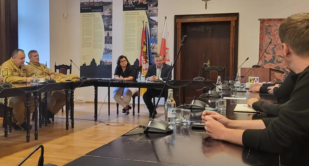 Bezpieczeństwo, Spotkanie władz powiatu służbami ważny wojewody - zdjęcie, fotografia