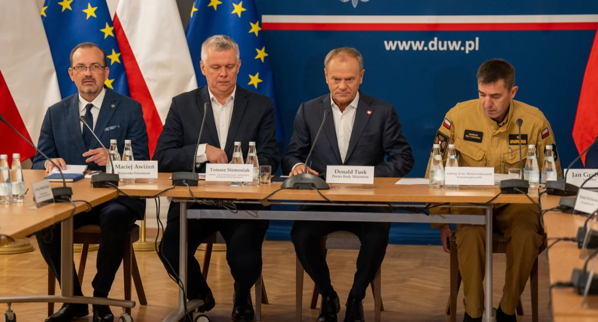 Pogoda, Premier przyleciał Wrocławia wziął udział spotkaniu sztabu kryzysowego Jesteśmy przygotowani - zdjęcie, fotografia