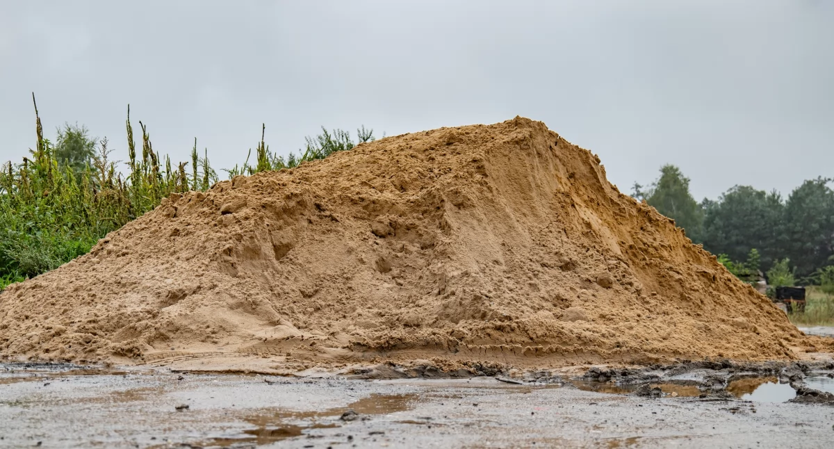 Bezpieczeństwo, Tutaj mieszkańcy Brzegu Dolnego zaopatrzą piasek worki - zdjęcie, fotografia