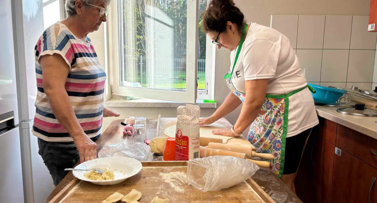 Akcje charytatywne, Lepią pierogi którzy zabezpieczają wały - zdjęcie, fotografia