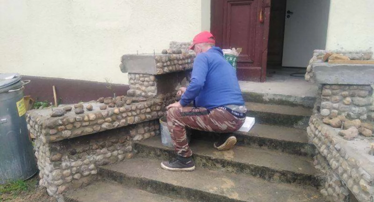 Inwestycje, Wrzosach zdobią schody świetlicy - zdjęcie, fotografia