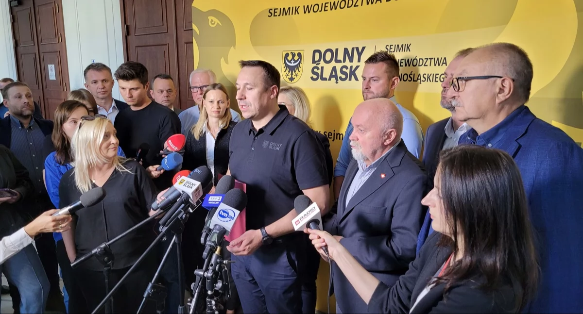 fot. Radni województwa zdecydowali o zmianach budżetowych i udzieleniu pomocy samorządom poszkodowanym w powodzi podczas nadzwyczajnej sesji sejmiku