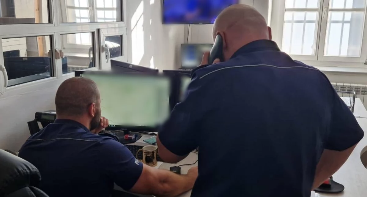 Bezpieczeństwo, Policja eskortowała ciężarną kobietę szpitala - zdjęcie, fotografia