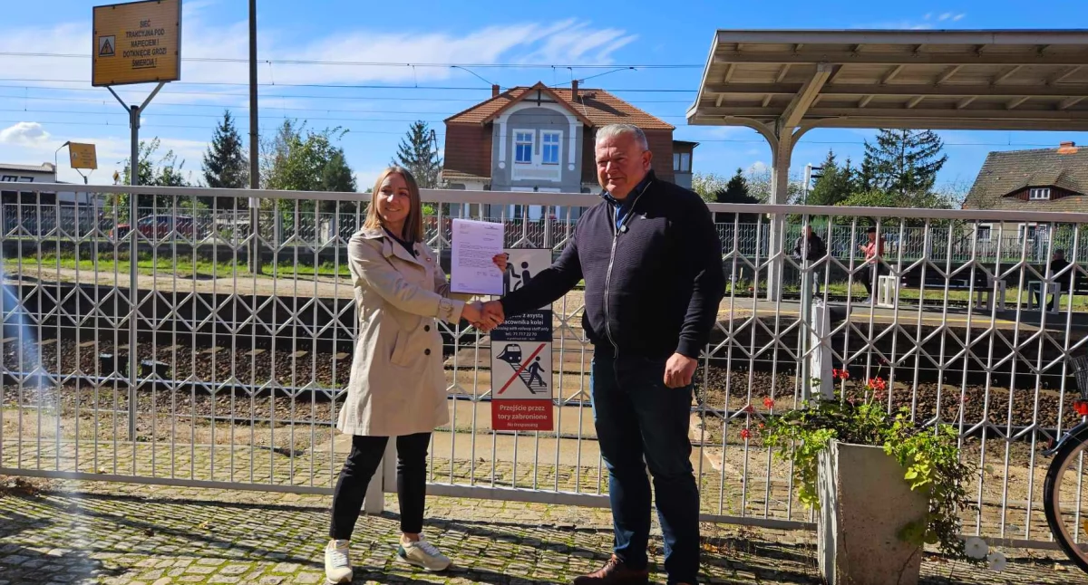 Burmistrz Dariusz Chmura wraz z posłanką Jolantą Niezgodzką