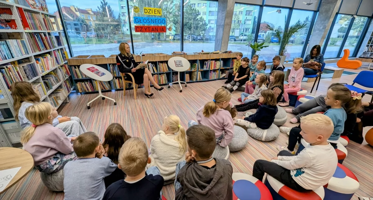 Święta i obchody, Głośne czytanie bibliotece Brzegu Dolnym - zdjęcie, fotografia