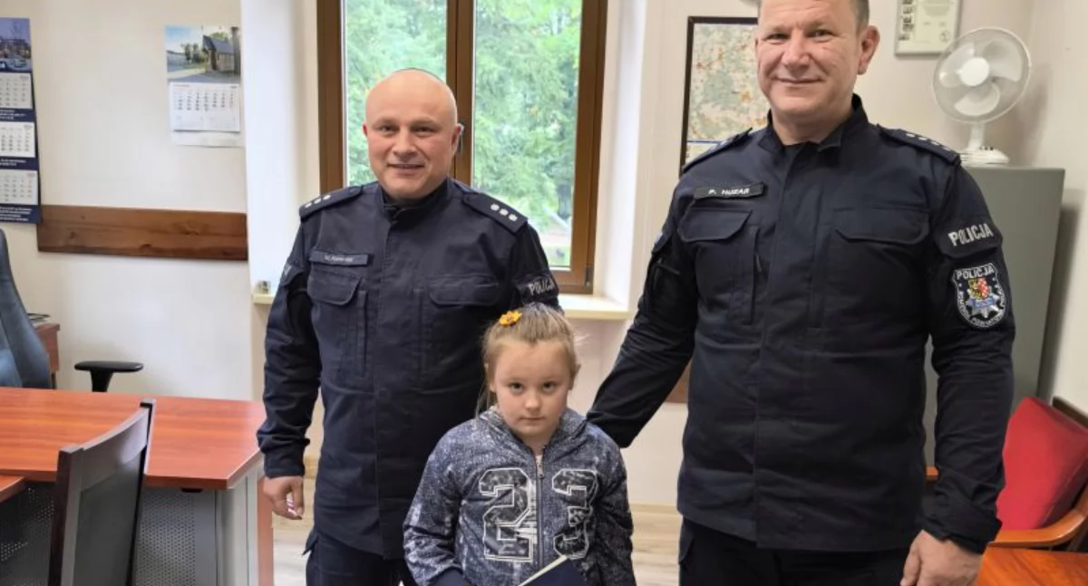 Bezpieczeństwo, Mała bohaterka Weronika odebrała gratulacje komendanta policji - zdjęcie, fotografia