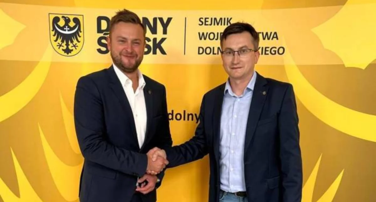 Michał Rado, Wicemarszałek Województwa Dolnośląskiego (z lewej) i Bohdan Stawiski, radny i członek Zarządu Powiatu Wołowskiego (z prawej) razem rozwijają powiat wołowski
