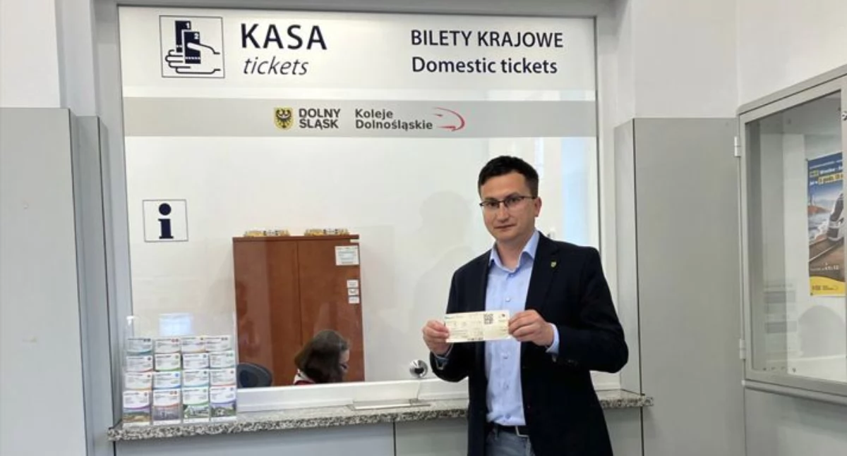 Komunikacja publiczna, Bilet aglomeracyjny pociągi Intercity niedługo sprzedaży kasie dworcu Wołowie - zdjęcie, fotografia