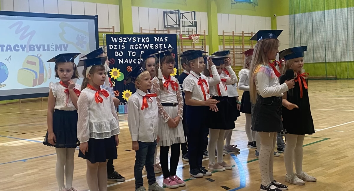 Edukacja i szkoły, Pasowanie pierwszaków Szkole Podstawowej Orzeszkowie - zdjęcie, fotografia