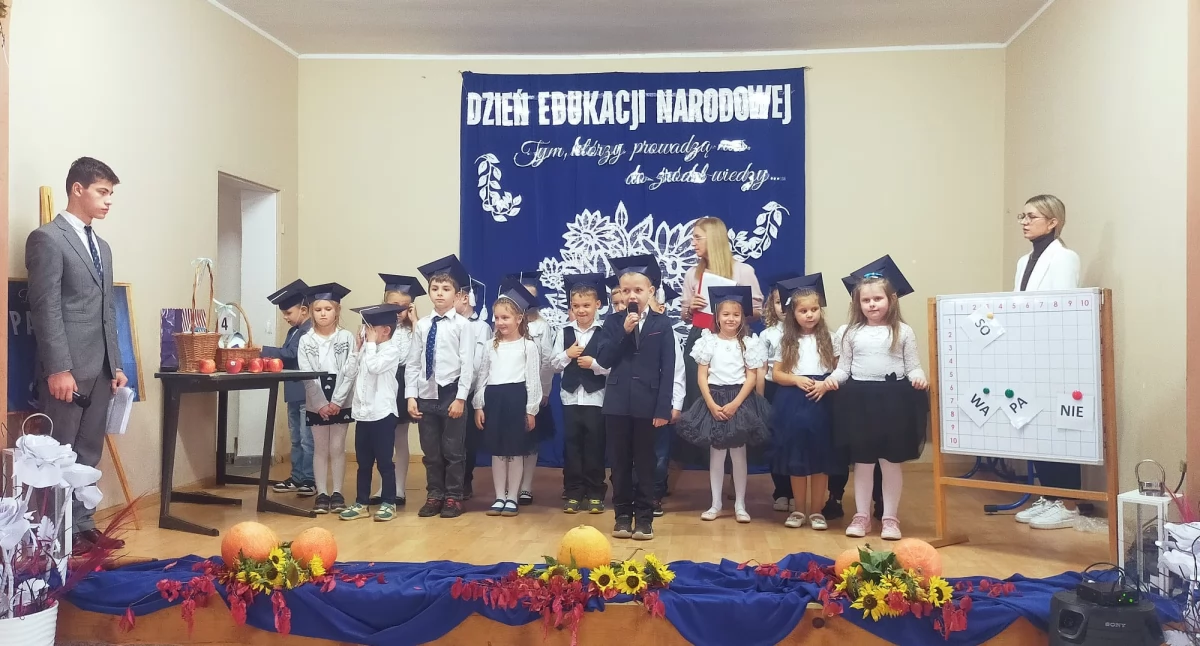 Edukacja i szkoły, Pasowanie ucznia przedszkolaka Dzień Edukacji Narodowej Krzelowie - zdjęcie, fotografia