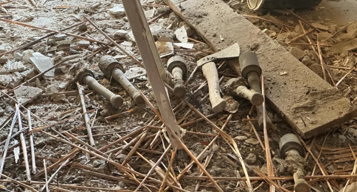 Bezpieczeństwo, Znaleźli granaty podczas remontu mieszkania - zdjęcie, fotografia
