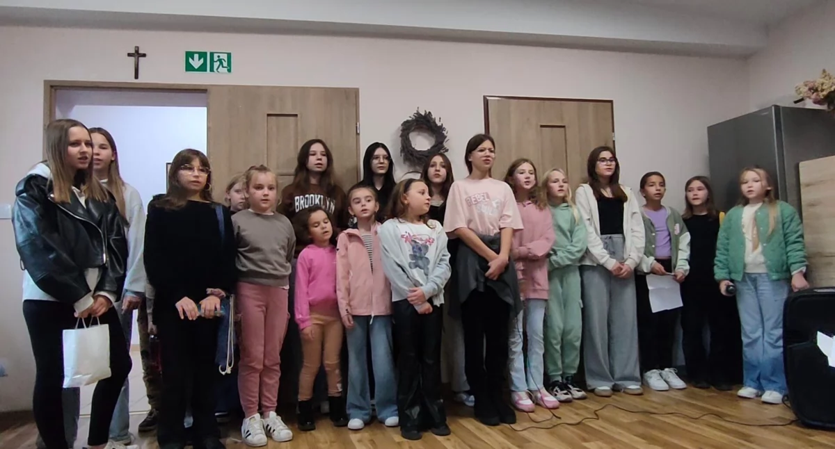 Imprezy cykliczne, Dzieci śpiewającą wizytą seniorów - zdjęcie, fotografia