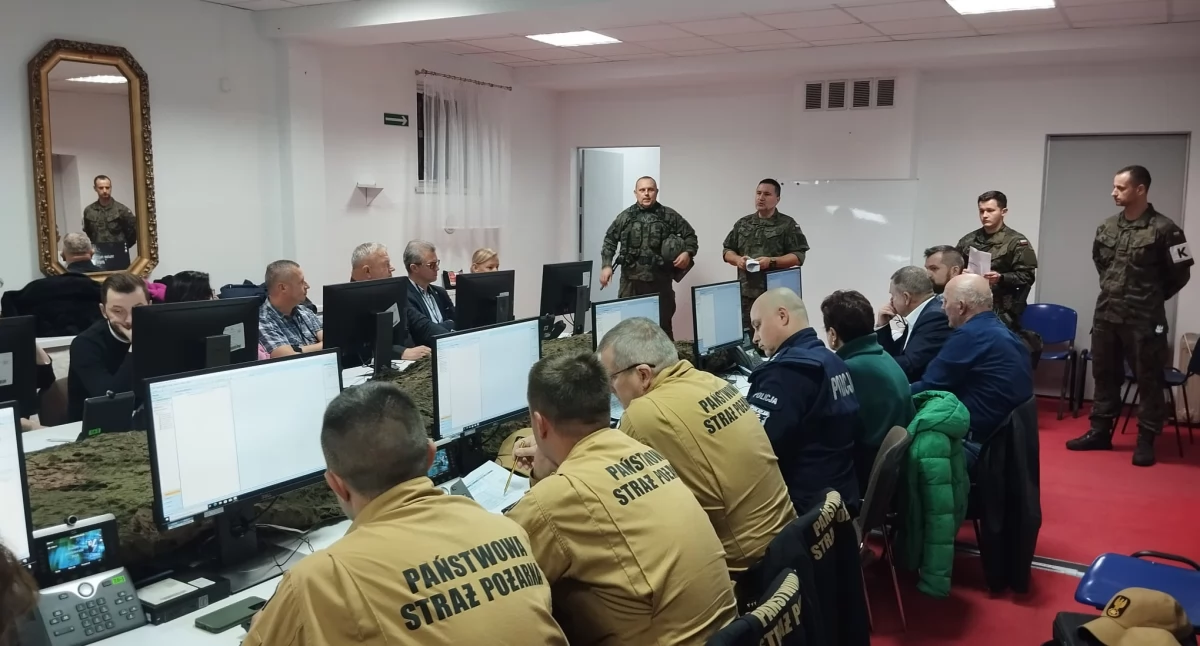Pomoc, Ćwiczenia żołnierzy Wołowie narada miejscowymi służbami - zdjęcie, fotografia