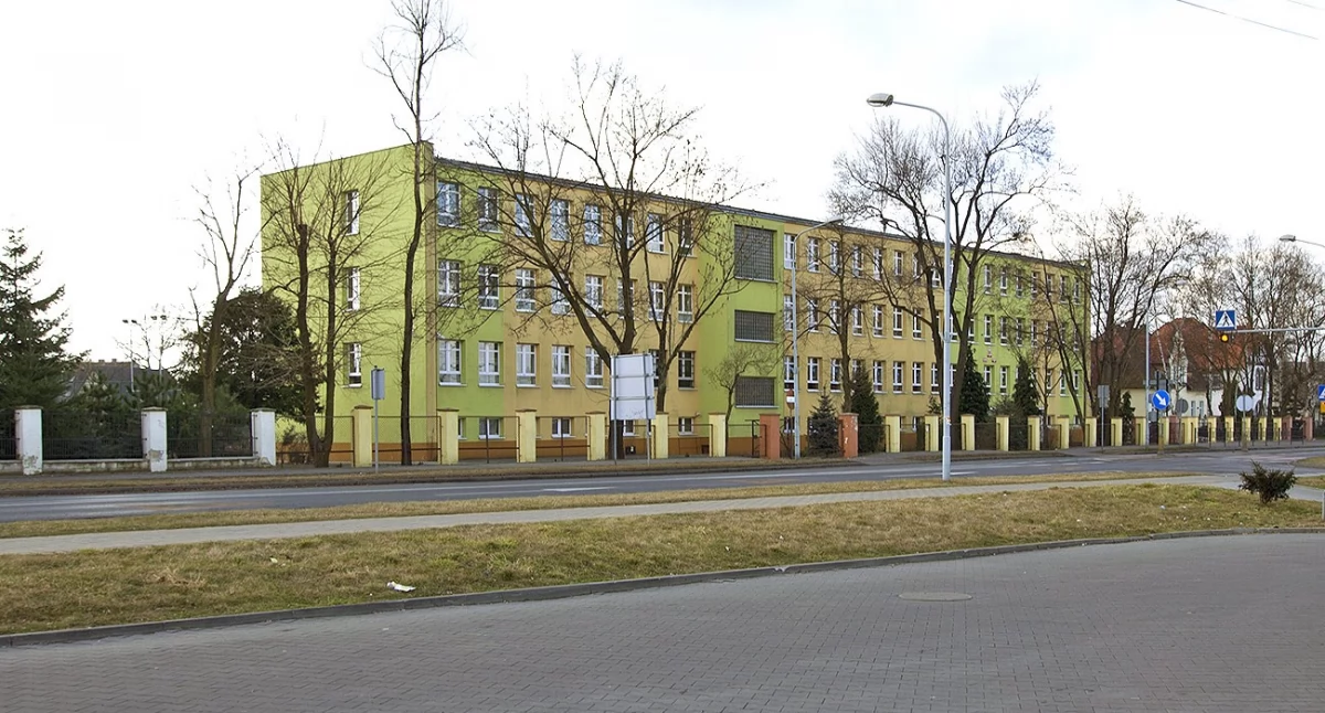 Edukacja i szkoły, Nieznajomy mężczyzna zaczepiał uczniów wołowskiej podstawówki Podjęto decyzję zamknięciu budynku - zdjęcie, fotografia