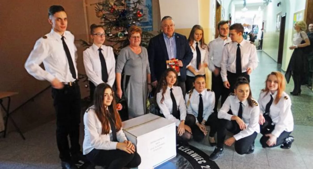 Zbieranie zniczy na Kresy to już w Wołowie tradycja. Dzięki zaangażowaniu w projekt burmistrza Dariusza Chmury i wielu nauczycieli szkół, młodzież poznaje historię swoich przodków. (Z archiwum)