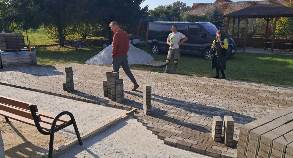 Inwestycje, kostka brukowa świetlicy wiejskiej Bożeniu - zdjęcie, fotografia
