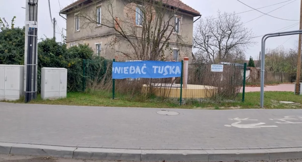 Polityka, Tuska Plakaty takim hasłem ulicach Wołowa - zdjęcie, fotografia