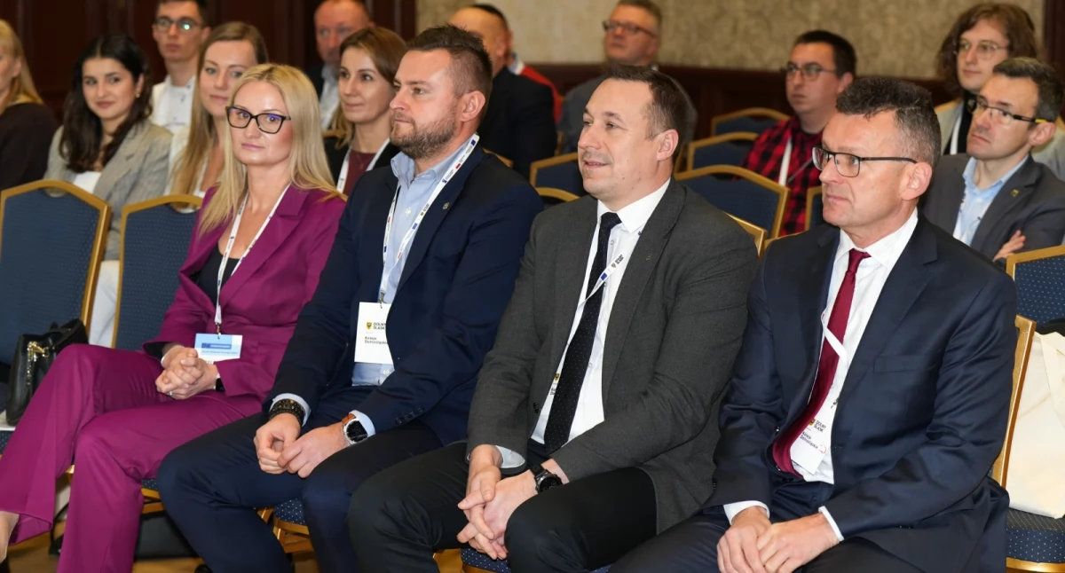 Komunikacja publiczna, Dolnośląska kolej eksperci debatowali podczas pierwszego Forum Kolejowego Dolnego Śląska - zdjęcie, fotografia