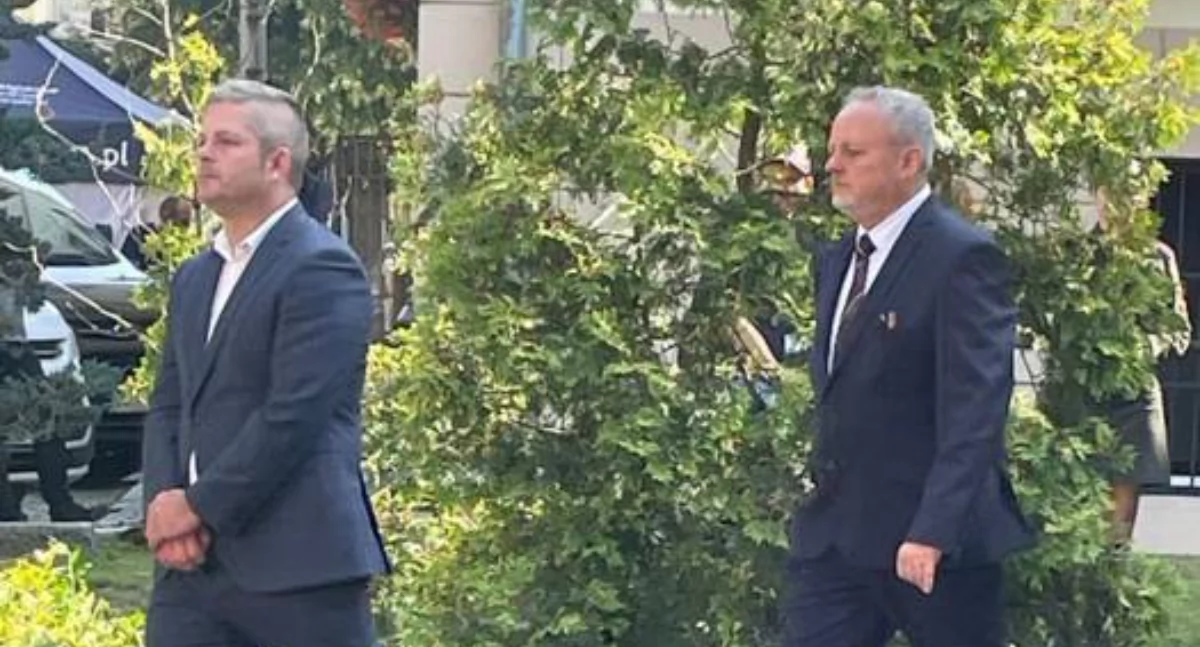 Radni i rady samorządowe, Radny Iskra pracuje żadnej komisji Dostał kartkę długopisem żeby zapisać - zdjęcie, fotografia